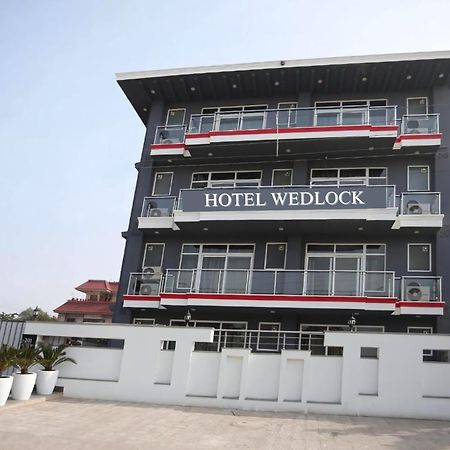 Hotel Wedlock Sector 47 Гургаон Экстерьер фото